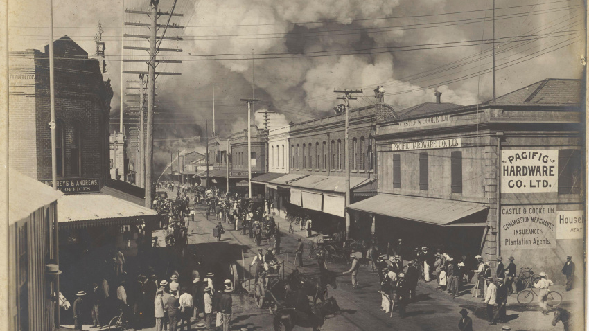 Honolulu: Durante la peste bubónica; 20 de enero de 1900. Escena de enero durante el incendio, donde se incendió una zona del barrio chino para combatir la plaga.