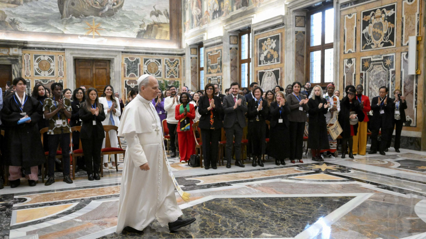 VATICAN CITY (Vatican City State (Holy See)), 31/01/2026.- A handout picture provided by the Vatican Media shows Pope Leo XIV (C-L) arriving for the 'Political Innovation Hackathon: One Humanity, One Planet' meeting at the Vatican, Vatican City, 31 January 2026. (Papa) EFE/EPA/VATICAN MEDIA HANDOUT HANDOUT EDITORIAL USE ONLY/NO SALES