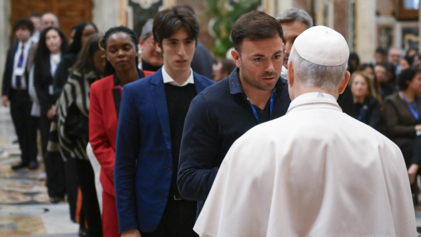 VATICAN CITY (Vatican City State (Holy See)), 31/01/2026.- A handout picture provided by the Vatican Media shows Pope Leo XIV (R) participating in the 'Political Innovation Hackathon: One Humanity, One Planet' meeting at the Vatican, Vatican City, 31 January 2026. (Papa) EFE/EPA/VATICAN MEDIA HANDOUT HANDOUT EDITORIAL USE ONLY/NO SALES