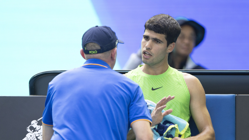 MELBOURNE, Jan. 30, 2026 -- Carlos Alcaraz (R) receives medical treatment during the men's singles semifinal match between Carlos Alcaraz of Spain and Alexander Zverev of Germany at the Australian Open tennis tournament in Melbourne, Australia, Jan. 30, 2026.,Image: 1070573525, License: Rights-managed, Restrictions: , Model Release: no, Credit line: Hu Jingchen / Xinhua News / ContactoPhotoEditorial licence valid only for Spain and 3 MONTHS from the date of the image, then delete it from your archive. For non-editorial and non-licensed use, please contact EUROPA PRESS.30/1/2026 ONLY FOR USE IN SPAIN
