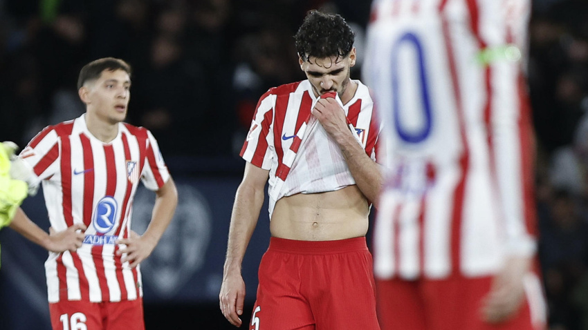 Los jugadores del Atlético cabizbajos tras el empate contra el Levante
