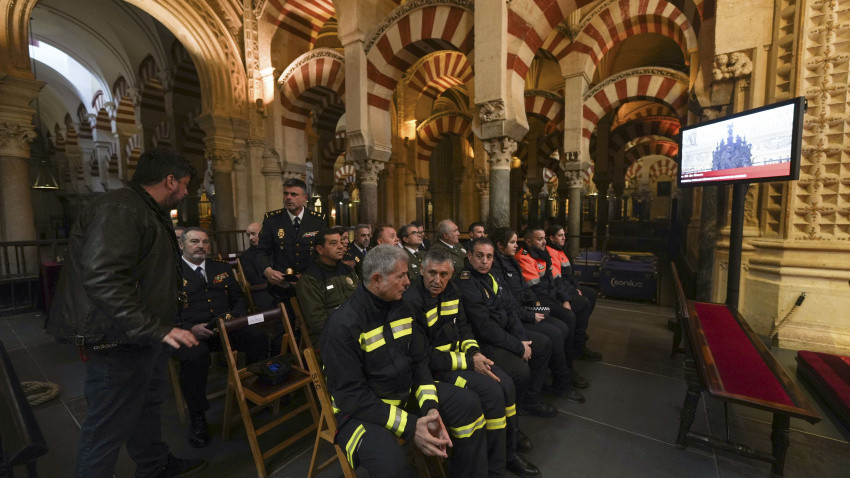 CÓRDOBA. 31-01-2026. Miembros de los cuerpos de seguridad y de bomberos durante la misa funeral que se ha celebrado hoy sábado en la Mezquita-Catedral de Córdoba en memoria de las 46 personas fallecidas en el accidente ferroviario de Adamuz. EFE/ RAFA ALCAIDE