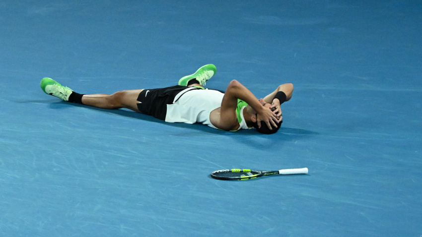 Carlos Alcaraz, sobre la pista de Australia tras la victoria ante Djokovic