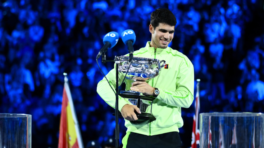 Carlos Alcaraz sostiene el trofeo que le acredita como ganador del Open de Australia.