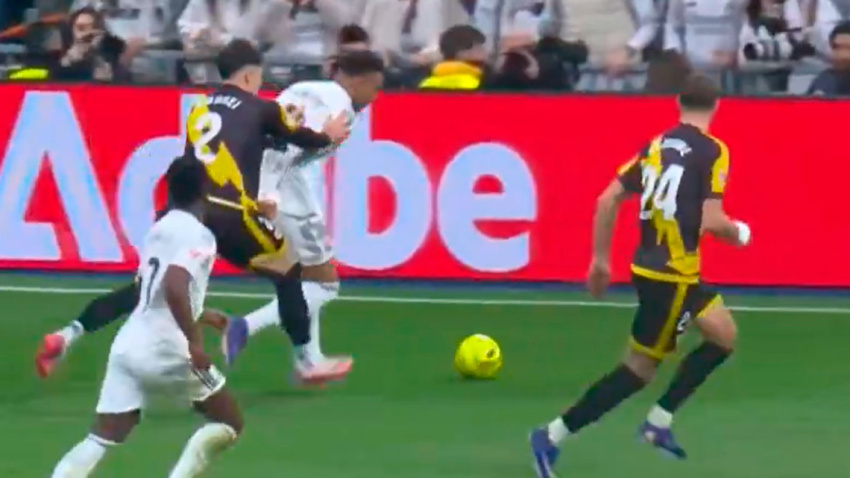 Imagen del posible penalti sobre Mbappé durante el Real Madrid-Rayo