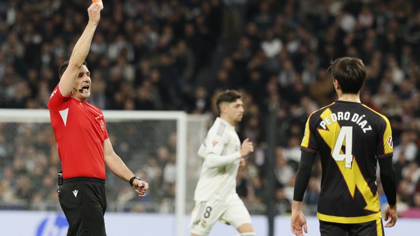 Momento de la expulsión de Díaz de Mera a Pathé Ciss en el Real Madrid-Rayo