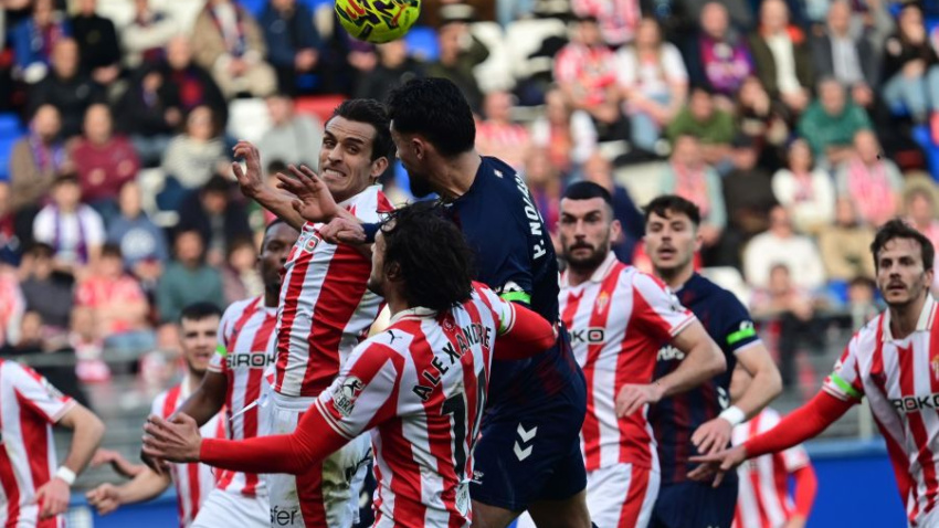 Brian Olivan y Corredera disputan una pelota aérea con Nolaskoain