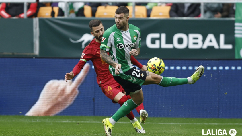 Gayà muy activo en ataque y defensa