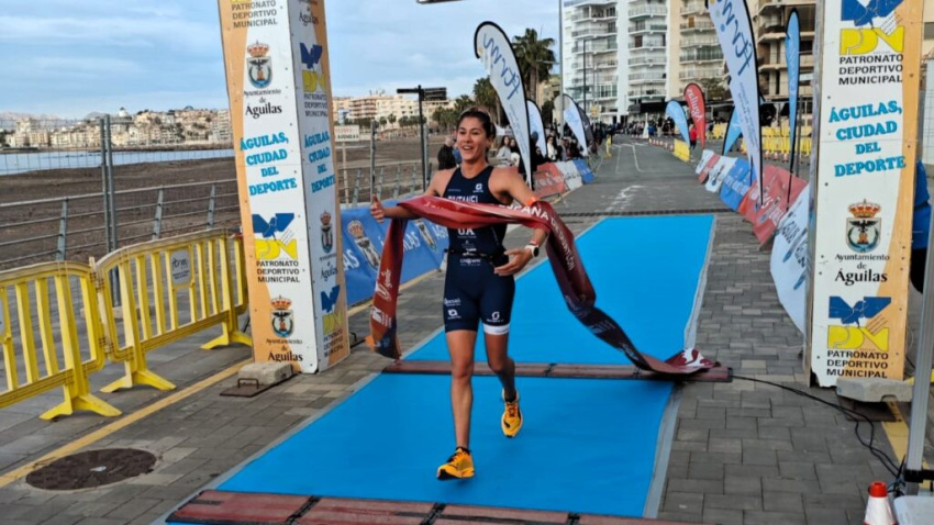 Pintanel, entrando en línea de meta situada en el Auditorio Infanta Doña Elena de Águilas