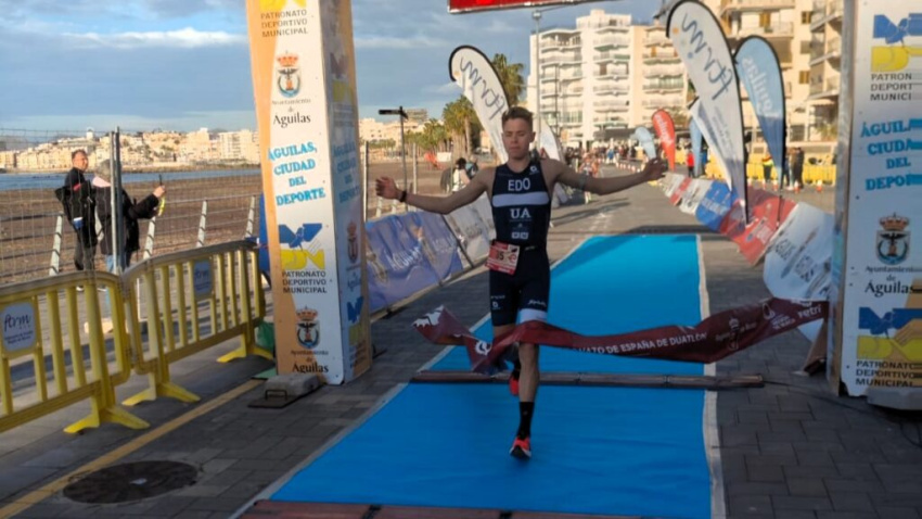 Izan Edo, ganador en categoría masculina del Duatlón Carnavales de Águilas