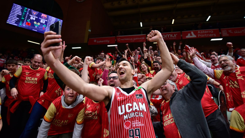 Nakic celebra la victoria con la afición