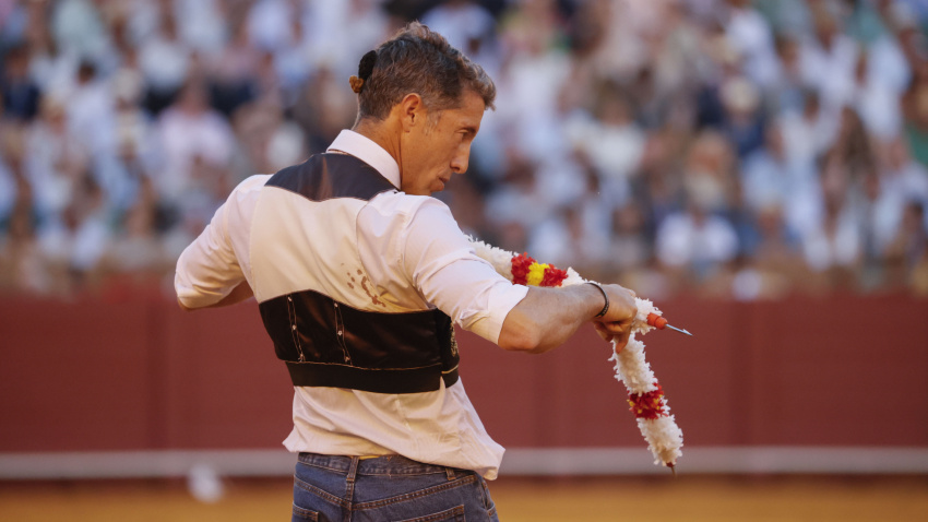 Manuel Caballero, durante la lidia de su segundo toro la tarde del percance
