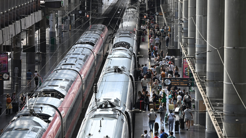 Varios usuarios caminan por los andenes de la Estación de Atocha
