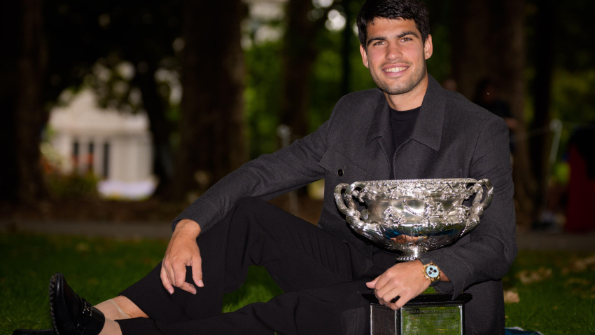 Carlos Alcaraz posa con la Norman Brookes Challenge Cup en una sesión fotográfica en los jardines del Royal Exhibition Building después de derrotar al cuarto cabeza de serie Novak Djokovic en la final individual masculina del Abierto de Australia 2026 en Melbourne, Australia.