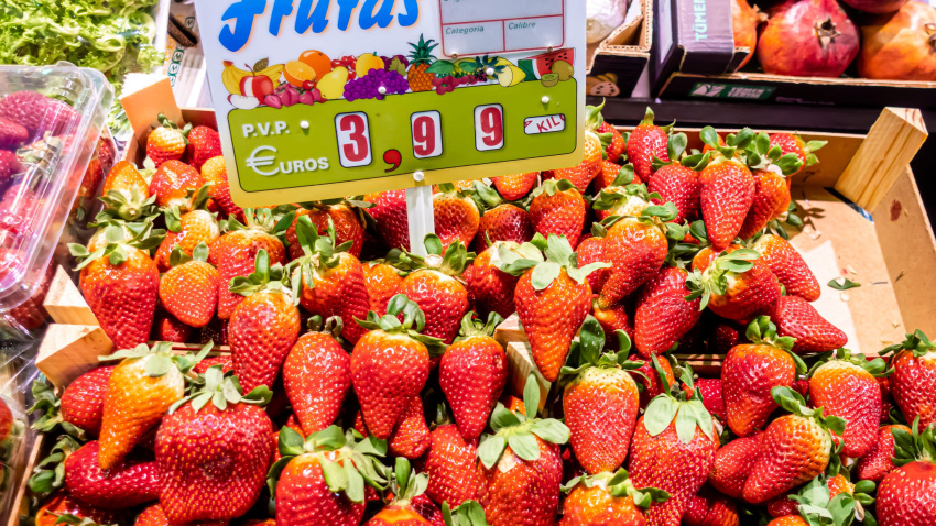 Expositor con fresas en un puesto del Mercado de Triana, en Sevilla
