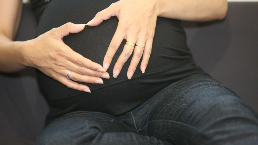 Mujer embarazada en una fotografía recurso