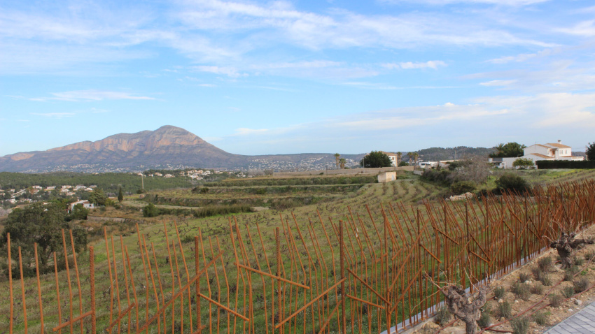 Benitatxell estrena un aparcamiento que es un mirador al mar y a sus viñedos