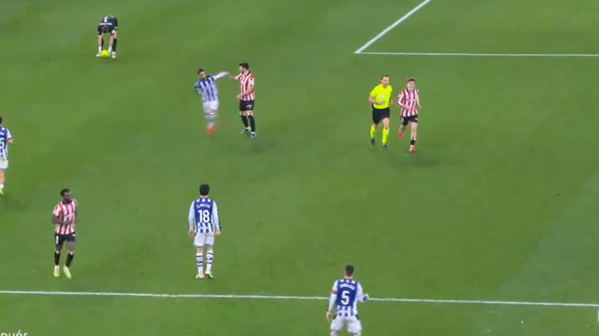 Imagen de la acción entre Paredes y Brais durante el Athletic-Real Sociedad