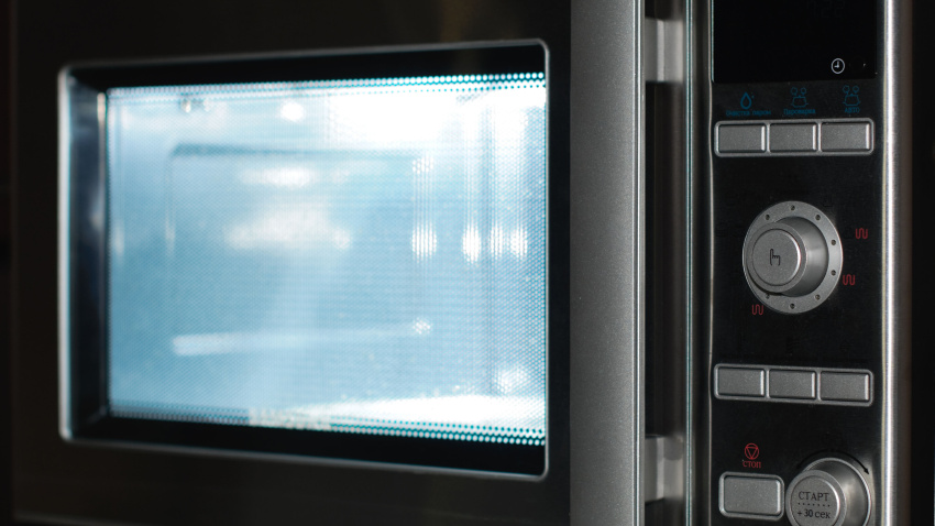 Imagen de recurso de un microondas en funcionamiento