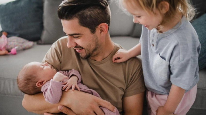 Padre cuidado a sus hijos