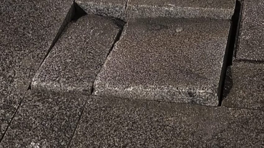 Una de las baldosas partidas en el nuevo pavimento peatonal del casco histórico