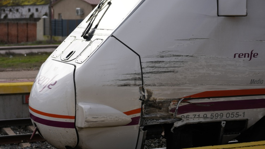 Imagen de los daños del tren tras colisionar con un camión en Matapozuelos (Valladolid)