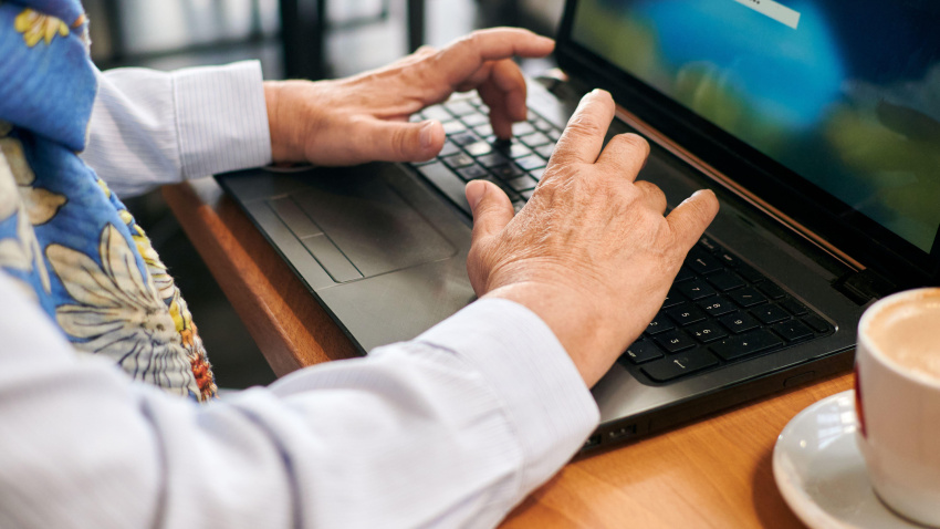 Una mujer trabajando con el ordenador