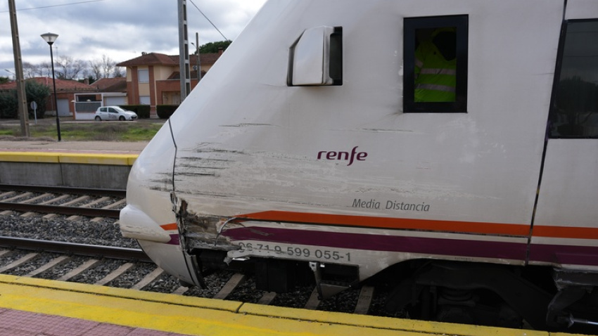 Imagen de la cabeza del tren que ha impactado contra un camión en Matapozuelos (Valdestillas)
