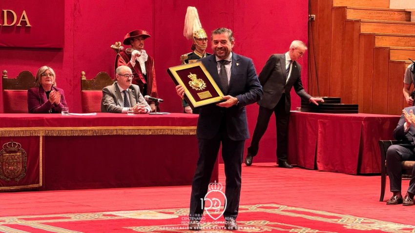 Francisco Javier López, Hermano Mayor de la Santa Cena. con la Granada de Oro otorgada por el Ayuntamiento