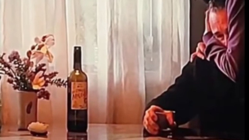 Escena de 'Una batalla tras otra' (2025) en la que aparece la botella de 'Los Conejos Malditos'