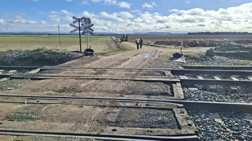 Imagen del paso a nivel donde se ha producido la colisión entre un camión y un tren de pasajeros