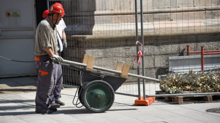 Migrante trabajando en la construcción