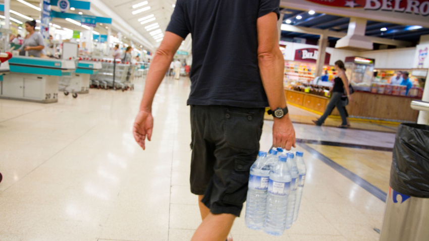 Comprando agua en el supermercado