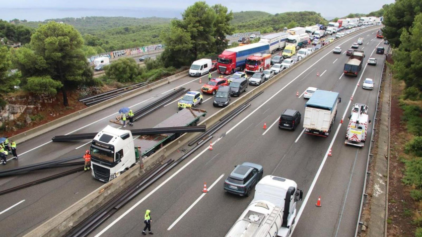 Un camión pierde la carga que transportaba en plena AP-7