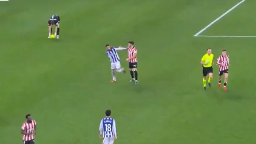 Roja a Brais Méndez por un manotazo a Paredes