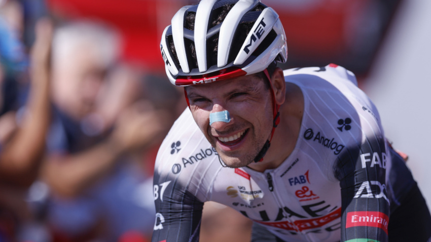 L'ANGLIRU, 05/09/2025.- El portugués Joao Almeida (UAE Team Emirates-XRG) vence en la etapa 13 de la Vuelta Ciclista a España 2025 disputada entre el Cabezón de la Sal, y L'Angliru, de 202,7km de recorrido, este viernes. EFE/Javier Lizón
