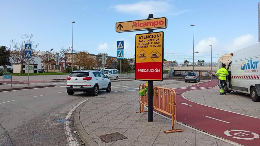 Cartel de aviso de paso inferior con riesgo de inundación ante previsión de lluvias para el miércoles en Jerez de la Frontera