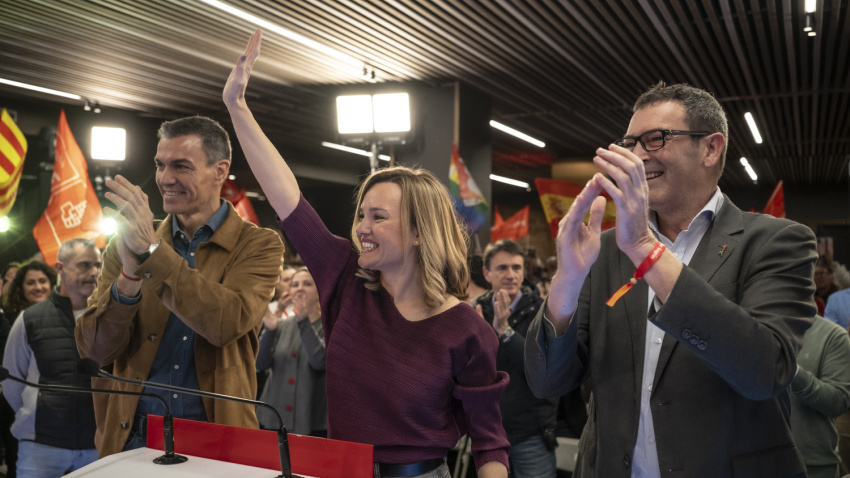 Pedro Sánchez, Pilar Alegría y Rafael Guía en el mitin central del PSOE en Teruel