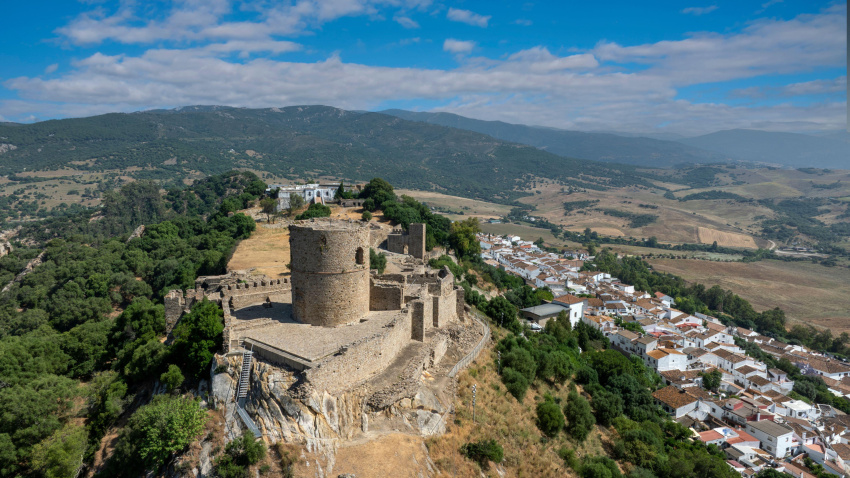 Vistas del castillo de Jimena de la Frontera en el parque natural de Los Alcornocales en la provincia de Cádiz