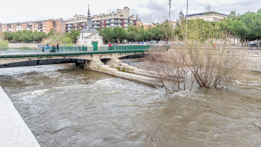 El río Manzanares, a punto de desbordarse en algunas zonas de Madrid, debido a las lluvias