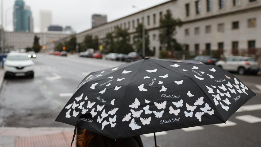 Una mujer se protege de la lluvia