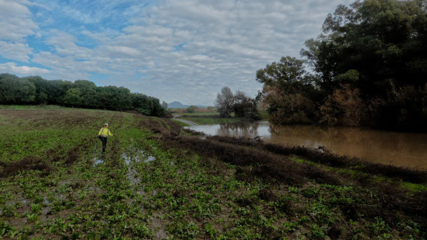 Senderismo por el barro a lo largo del río Hozgarganta, Jimena de la Frontera, Andalucía