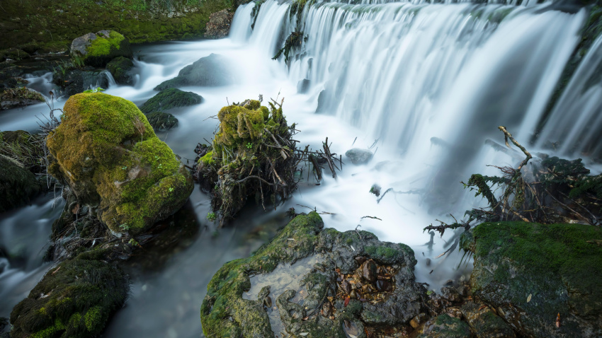 Hermosa cascada en el pueblo de Benaoján, en la provincia de Málaga, Andalucía.