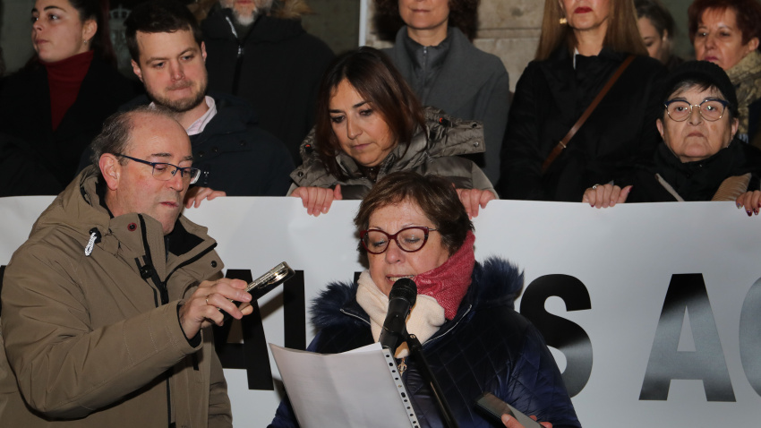 Manifestación respaldada por todos los grupos políticos del Ayuntamiento y miles de palentinos contra el proyecto de pantallas acústicas de Adif en Palencia,  ha discurrido  desde la Plaza Mayor, por la Calle Mayor hasta llegar a la Subdelegación del Gobierno