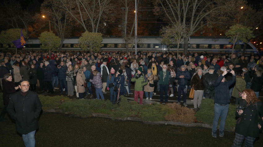 Manifestación respaldada por todos los grupos políticos del Ayuntamiento y miles de palentinos contra el proyecto de pantallas acústicas de Adif en Palencia,  ha discurrido  desde la Plaza Mayor, por la Calle Mayor hasta llegar a la Subdelegación del Gobierno