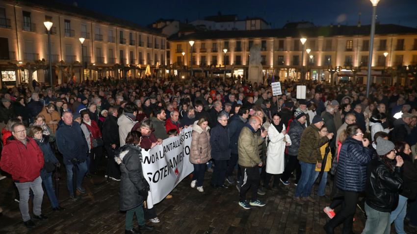 Manifestación respaldada por todos los grupos políticos del Ayuntamiento y miles de palentinos contra el proyecto de pantallas acústicas de Adif en Palencia,  ha discurrido  desde la Plaza Mayor, por la Calle Mayor hasta llegar a la Subdelegación del Gobierno