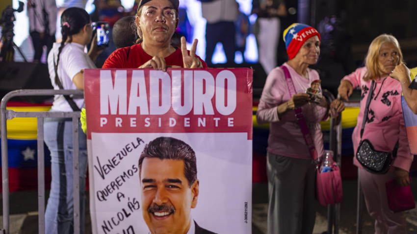 Una persona sostiene un cartel con la imagen del mandatario venezolano, Nicolás Maduro, durante en una vigilia