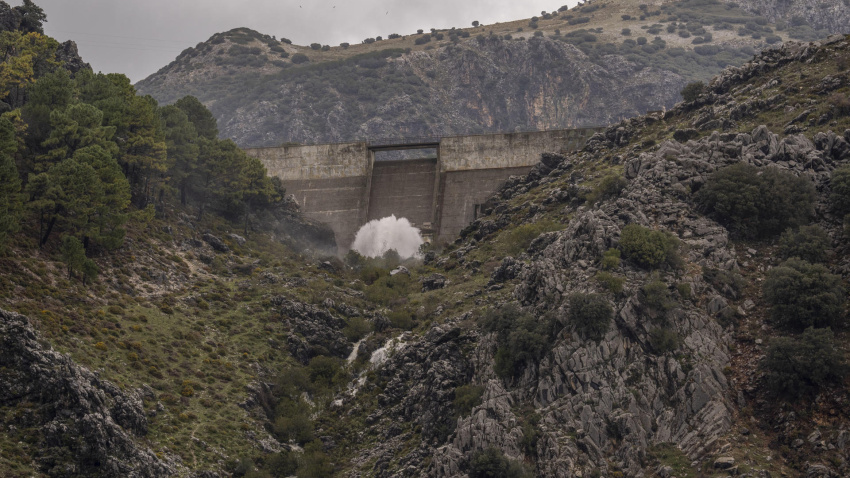 Vista este martes del pueblo de Grazalema (Cádiz), donde esta noche se activa la alerta roja en espera de abundantes precipitaciones