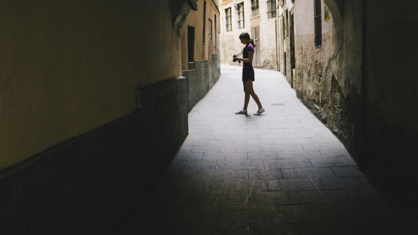 Adolescente componiendo fotos con cámara digital, Barrio Gótico, Barcelona