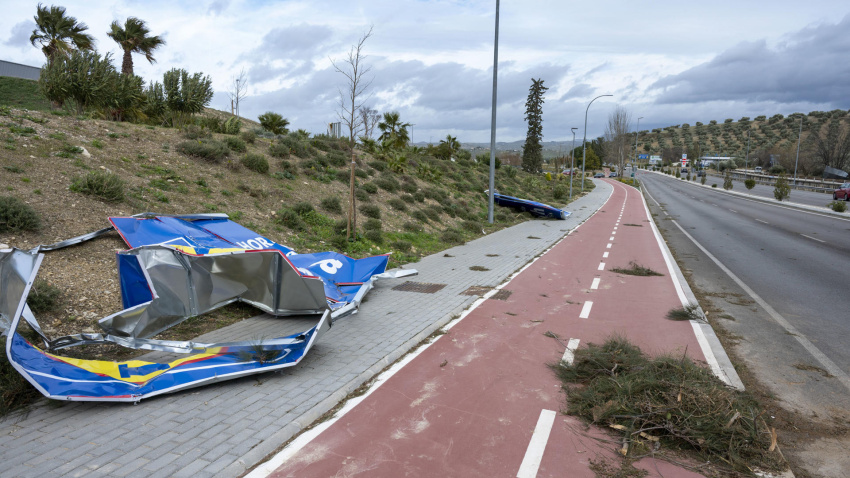 Carteles derribados por las fuertes rachas de viento en la capital jienense